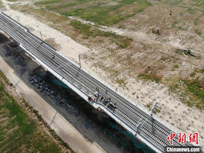 9月中下旬，銀蘭高鐵甘肅段靜態(tài)驗(yàn)收工作正在有序推進(jìn)?！钇G敏 攝