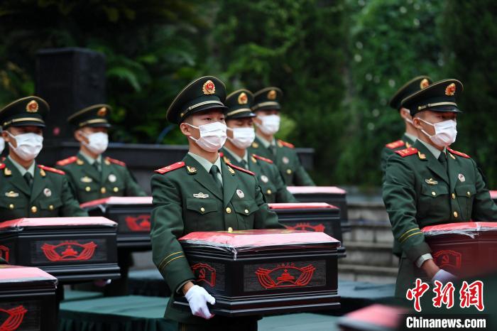 武警官兵緩步將烈士遺骸棺槨轉運至靈車上?！」鶄魑?攝