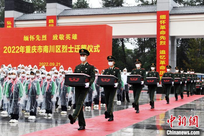 武警官兵手捧烈士棺槨緩步入悼念廣場?！」鶄魑?攝