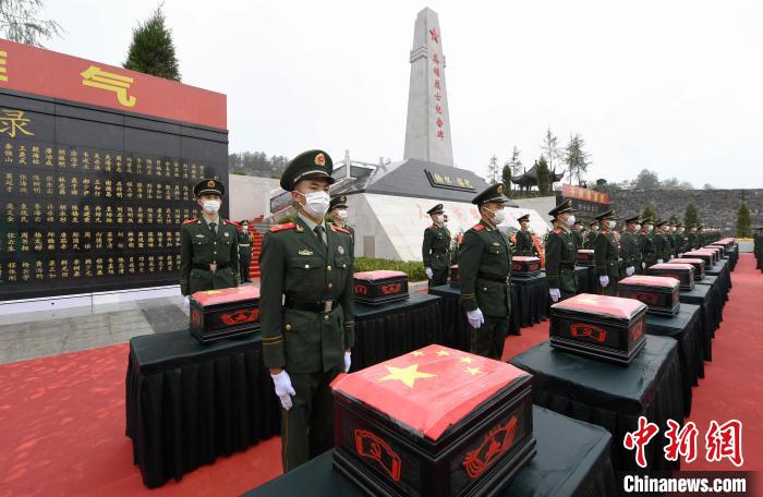 武警官兵護衛(wèi)在烈士棺槨旁?！」鶄魑?攝