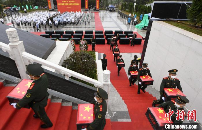 武警官兵緩步將烈士遺骸送至南川區(qū)烈士陵園墓位?！」鶄魑?攝
