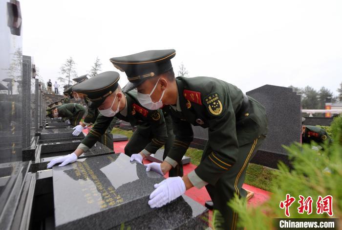 武警官兵將烈士遺骸送至墓位安葬?！」鶄魑?攝