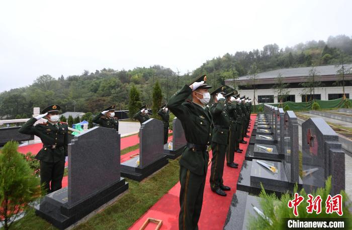 武警官兵向烈士獻花、敬軍禮。　郭傳伍 攝