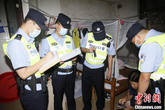 行動期間，肇慶警方上門開展警醒教育?！±钌冫?攝