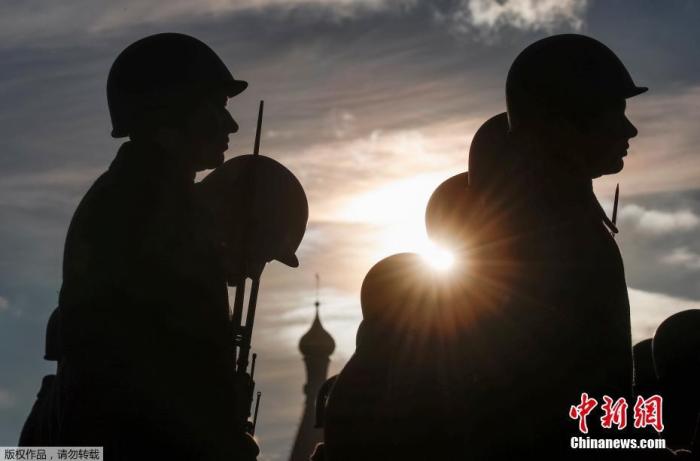 資料圖：俄士兵身穿復古軍裝，參加莫斯科紅場閱兵彩排。