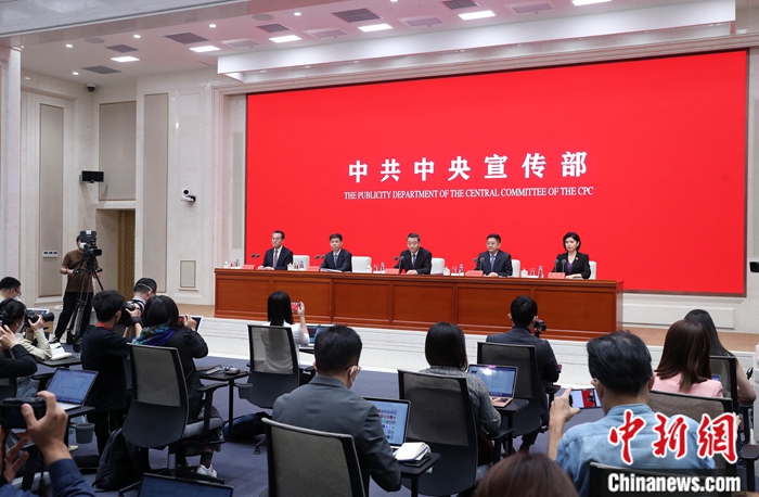 9月21日，中共中央宣傳部在北京舉行“中國(guó)這十年”系列主題新聞發(fā)布會(huì)，介紹黨的十八大以來(lái)對(duì)臺(tái)工作和兩岸關(guān)系發(fā)展情況。中央臺(tái)辦副主任陳元豐，中央臺(tái)辦宣傳局局長(zhǎng)、新聞發(fā)言人馬曉光，中央臺(tái)辦研究局局長(zhǎng)仇開明，中央臺(tái)辦新聞發(fā)言人朱鳳蓮出席。<a target='_blank' href='/'>中新社</a>記者 張宇 攝