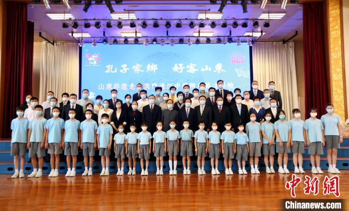 圖為嘉賓師生合影?！∩骋婟?攝