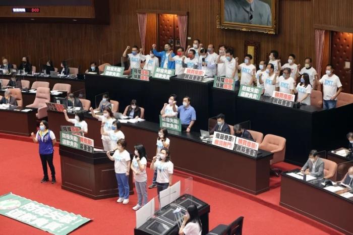 國(guó)民黨“立委”占領(lǐng)議場(chǎng)主席臺(tái)與發(fā)言臺(tái)，抵制蘇貞昌施政報(bào)告，要求民進(jìn)黨為防疫失能道歉。圖片來(lái)源：臺(tái)灣聯(lián)合報(bào) 許正宏 攝
