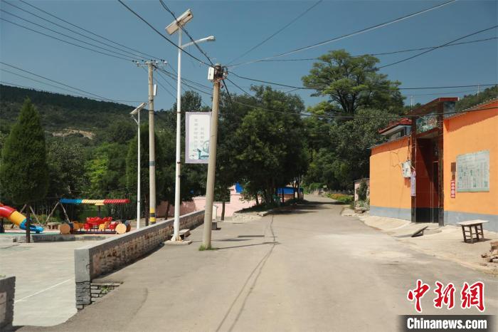 拓寬進(jìn)村路、安裝太陽能路燈，利用主街道墻體開辟詩詞文化墻……口袋鼓了，居住環(huán)境也靚起來?！∠蛏?攝