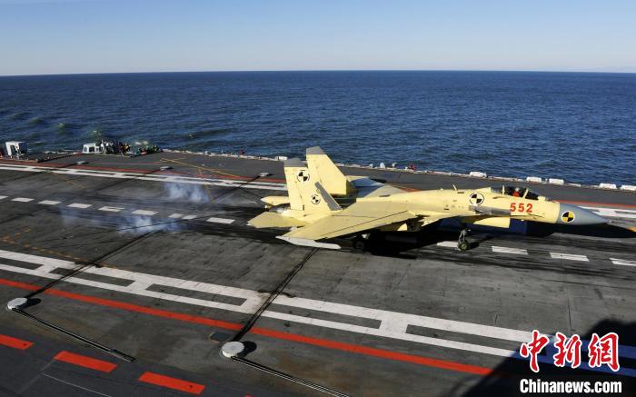 2012年11月23日，殲-15艦載戰(zhàn)斗機(jī)首次在遼寧艦上成功著艦?！『|冰 攝
