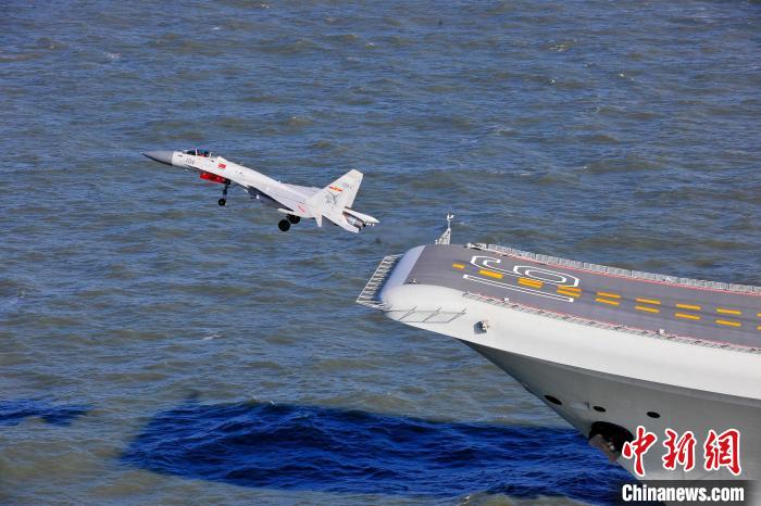 2014年12月1日，殲-15艦載戰(zhàn)斗機(jī)從遼寧艦滑躍起飛。　張凱 攝