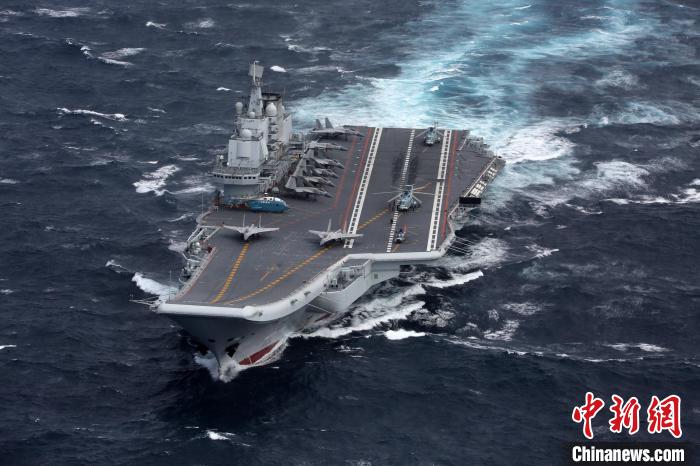 2016年12月26日，遼寧艦航母編隊(duì)首次出宮古海峽?！垊P 攝