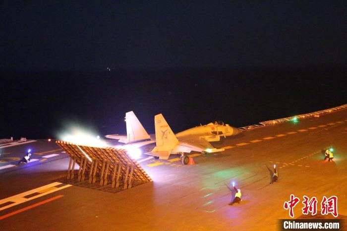 海軍遼寧艦在夜間放飛殲-15艦載戰(zhàn)斗機(jī)。　張凱 攝