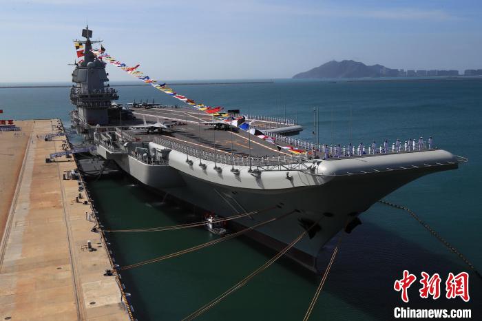 2019年12月17日，中國(guó)第一艘國(guó)產(chǎn)航空母艦山東艦在海南三亞某軍港交付海軍?！∑押Ｑ?攝