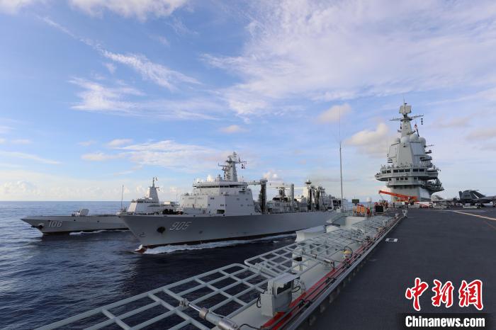 2022年8月6日，山東艦航母編隊(duì)進(jìn)行海上補(bǔ)給部署?！〖?攝