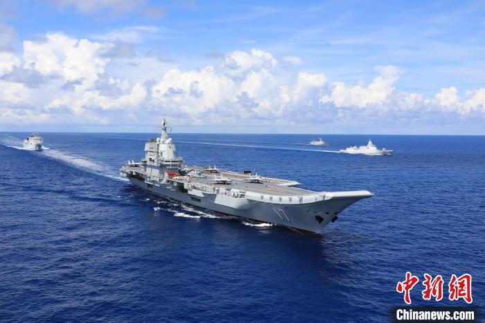 2022年8月6日，山東艦航母編隊(duì)進(jìn)行航渡?！“材?攝