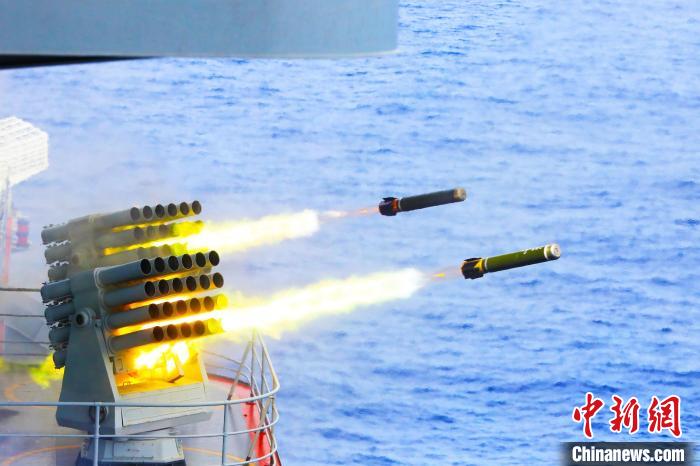 2022年8月7日，山東艦在海上進(jìn)行實(shí)彈射擊?！∈沸聵s 攝