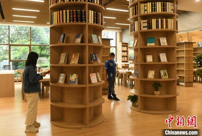 資料圖：公共場所保持社交距離?！≈芤?攝