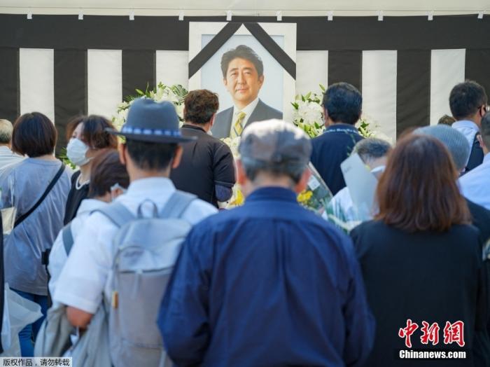 當?shù)貢r間9月27日，日本政府在東京日本武道館為前首相安倍晉三舉行葬禮。