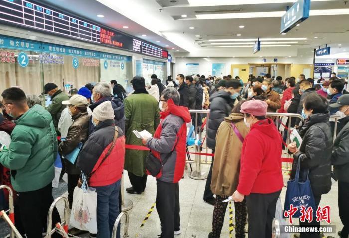 資料圖：民眾在門(mén)診大廳排隊(duì)掛號(hào)。 湯彥俊 攝