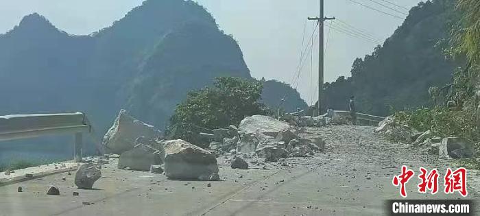 圖為地震造成山區(qū)道路受損?！|蘭宣傳部供圖