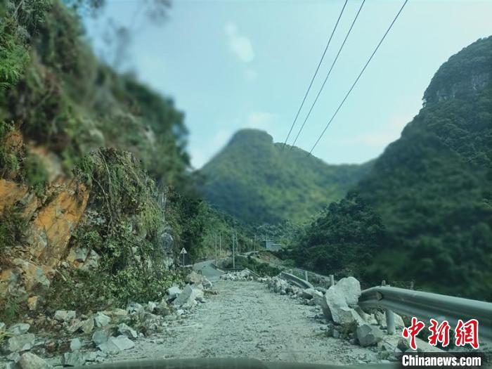 圖為地震造成山區(qū)道路受損?！|蘭宣傳部供圖