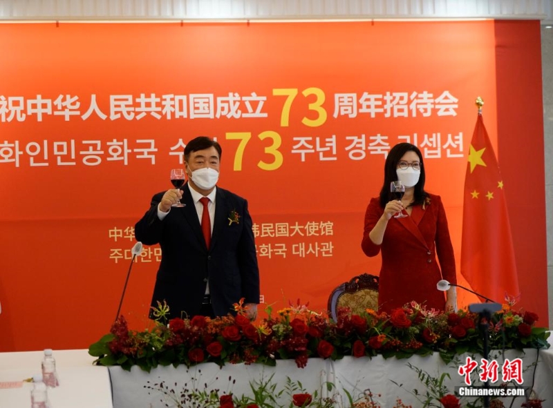 圖為中國駐韓國大使邢海明偕夫人譚育軍祝酒。