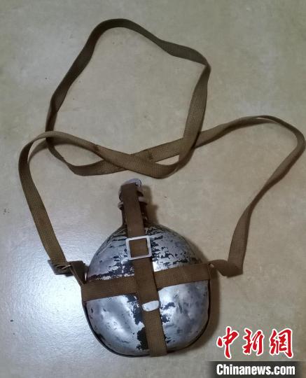 當(dāng)年紅軍戰(zhàn)士犧牲時(shí)留下的水壺，現(xiàn)已成為陳毅翔一家的傳家寶?！￡惱蚶?攝