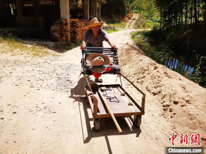陳毅翔的父親今年88歲，幾乎每天推著手推車上山守護(hù)無名紅軍烈士墓?！±壮?攝
