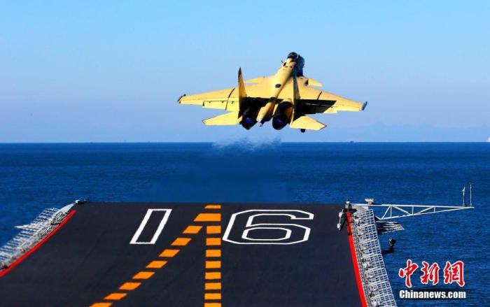 資料圖：中國首款艦載機殲-15飛機在航母遼寧艦上起飛瞬間。 中國航空工業(yè)供圖