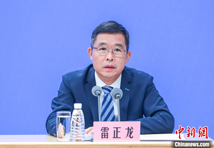 9月29日，在北京舉行的中國國務(wù)院聯(lián)防聯(lián)控機(jī)制新聞發(fā)布會上，中國國家疾控局傳防司司長雷正龍指出，當(dāng)前中國疫情仍然呈現(xiàn)出“點多、面廣”的特點，隨著國慶假期臨近，仍然持續(xù)面臨著境外疫情輸入和本土疫情傳播的風(fēng)險，發(fā)生多地聚集性疫情風(fēng)險依然存在。 <a target='_blank' href='/'>中新社</a>記者 賈天勇 攝