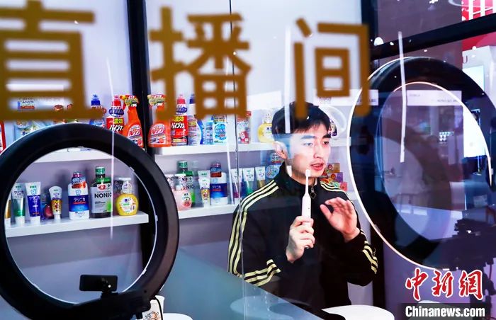 資料圖：2020年11月8日，第三屆中國國際進口博覽會在國家會展中心(上海)舉行，不少展商請來網(wǎng)紅主播在消費品展區(qū)“直播帶貨”。 <a target='_blank' href='/'>中新社</a>記者 湯彥俊 攝 　　