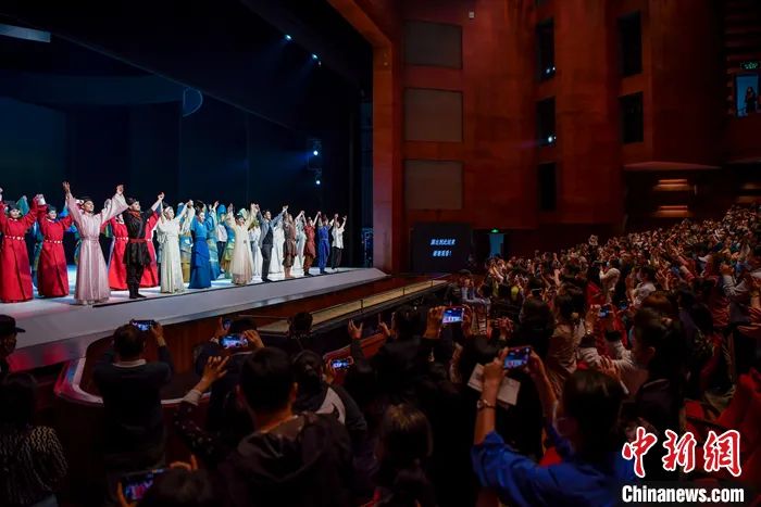 資料圖：2022年3月3日，舞蹈詩劇《只此青綠》全國第二輪巡演在海口拉開序幕，演出受到觀眾熱捧。以中國古代名畫《千里江山圖》為藍本創(chuàng)作的舞蹈詩劇《只此青綠》，2021年8月開始全國首輪巡演，演出50多場，好評如潮。2022年央視春晚亮相后，該劇更引起海內(nèi)外熱議。<a target='_blank' href='/'>中新社</a>記者 駱云飛 攝 　