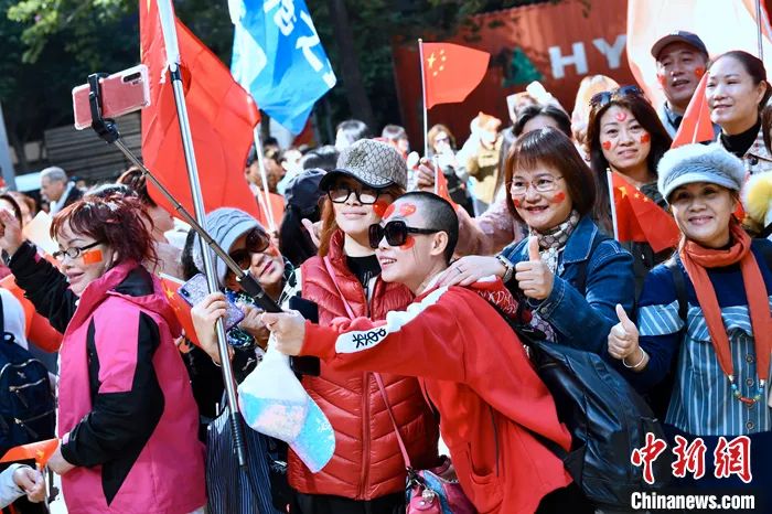 資料圖：2019年12月7日，數(shù)千名香港市民在香港島港灣道花園參與愛國護港撐警活動。<a target='_blank' href='/'>中新社</a>記者 李志華 攝 