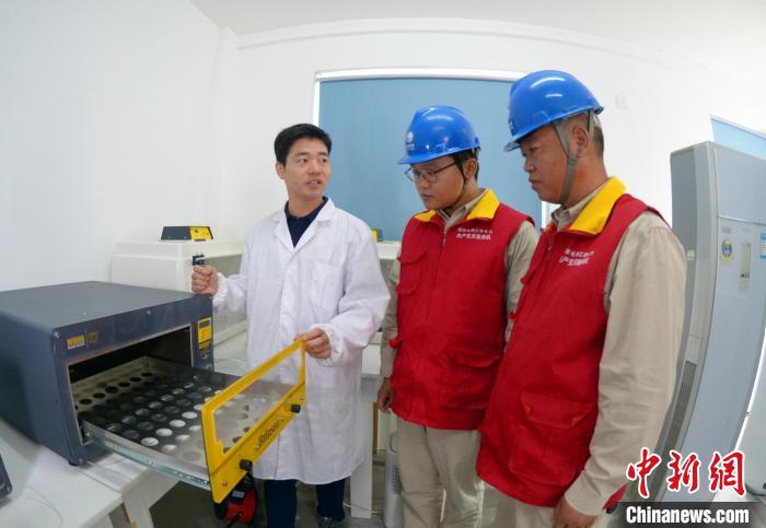 電力部門工作人員了解保護區(qū)育雛飼養(yǎng)用電情況?！☆欎h明 攝