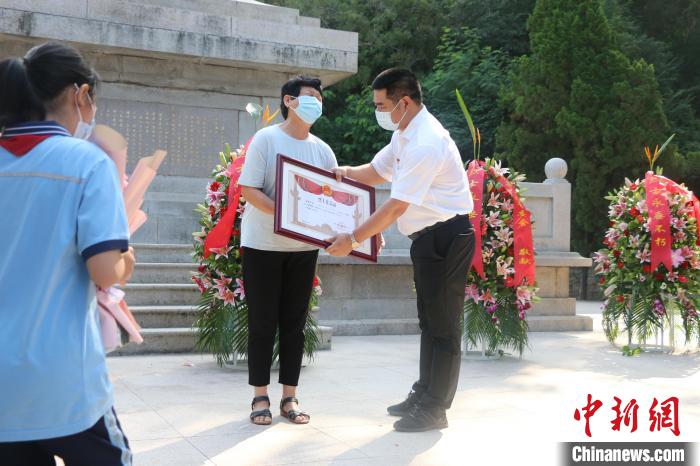 詔安縣委書記李亞容向烈屬頒授《烈士光榮證》?！≌闹菔型艘圮娙耸聞?wù)局供圖