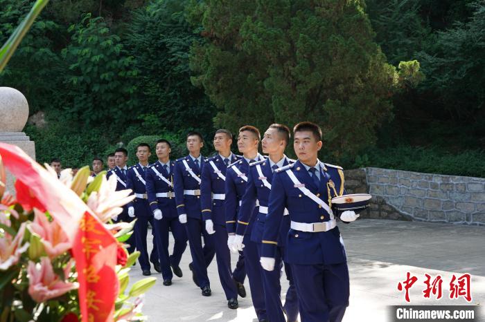 張曉杰烈士生前所在單位泉州市消防救援支隊(duì)代表、少先隊(duì)員以及其他有關(guān)部門負(fù)責(zé)人參加頒授儀式?！≌闹菔型艘圮娙耸聞?wù)局供圖