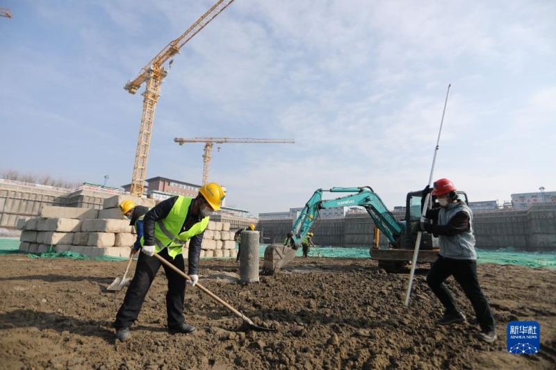工人在北京市通州區(qū)丁各莊公租房項(xiàng)目工地施工（2020年2月10日攝）。新華社記者 李嘉瑞 攝