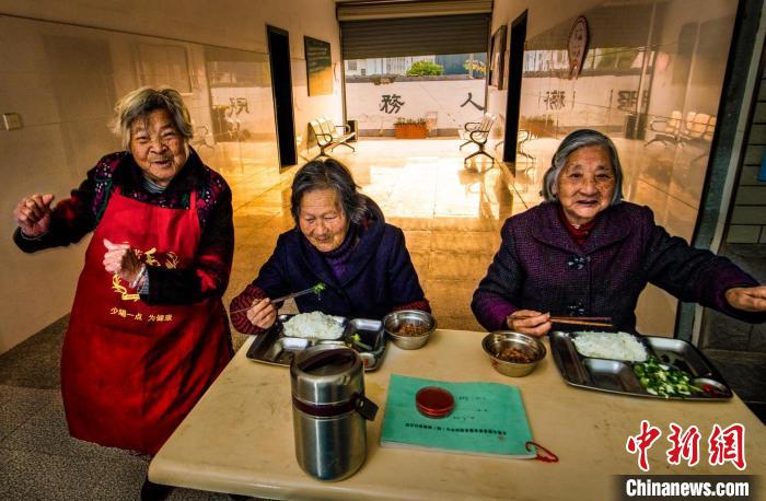 《老人幸福食堂》?！潜?攝
