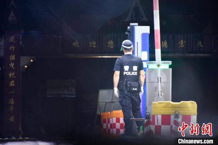 圖為民警堅(jiān)守崗位?！〉潞赀吘彻芾碇ш?duì)供圖