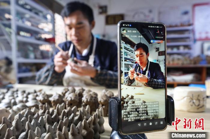 姚德波用直播方式給網(wǎng)友展示“桐梓泥哨”制作技藝?！■暮陚?攝