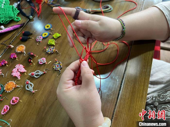 圖為焦瑞吉正在制作?！±钜画[ 攝