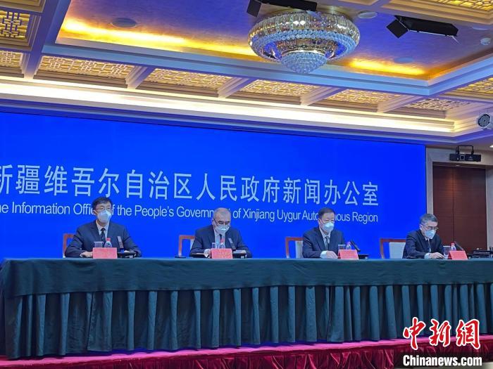 新疆維吾爾自治區(qū)6日晚召開疫情防控新聞發(fā)布會。　潘琦 攝