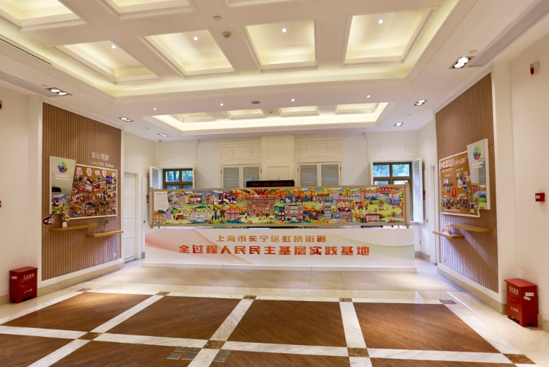 這是上海市長寧區(qū)虹橋街道古北市民中心內(nèi)的漫畫墻和照片墻(2021年7月24日攝)。新華社記者 耿馨寧 攝