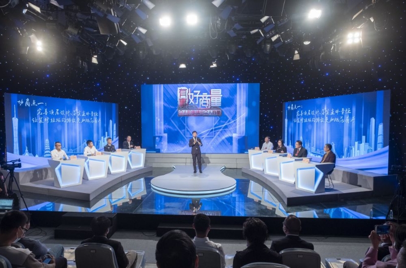 政協(xié)委員、政府部門代表、物業(yè)代表等在廣州市政協(xié)“有事好商量”民生實事協(xié)商平臺，圍繞加強裝修垃圾管理議題展開協(xié)商(2021年11月19日攝)。新華社發(fā)(莊小龍 攝)