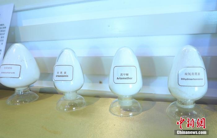 圖為9月7日，當(dāng)?shù)匾凰幤笳故旧a(chǎn)加工后的青蒿素及其制劑。 <a target='_blank' href='/'>中新社</a>記者 周毅 攝