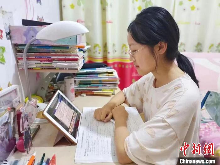 學(xué)生線上上課，停課不停學(xué)?！⌒陆a(chǎn)建設(shè)兵團(tuán)第十二師融媒體中心供圖