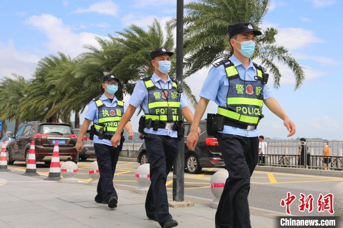 珠海警方開展景區(qū)巡邏守護(hù)群眾假期出行安全。　陳瑰琦 攝