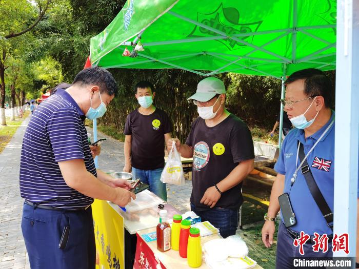 圖為武漢園博園全民練攤節(jié)“樂里集貿”活動現(xiàn)場?！∥錆h市臺辦供圖