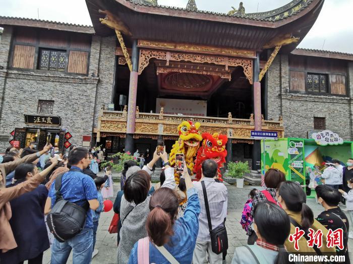 圖為武漢園博園全民練攤節(jié)“樂里集貿”活動現(xiàn)場?！∥錆h市臺辦供圖